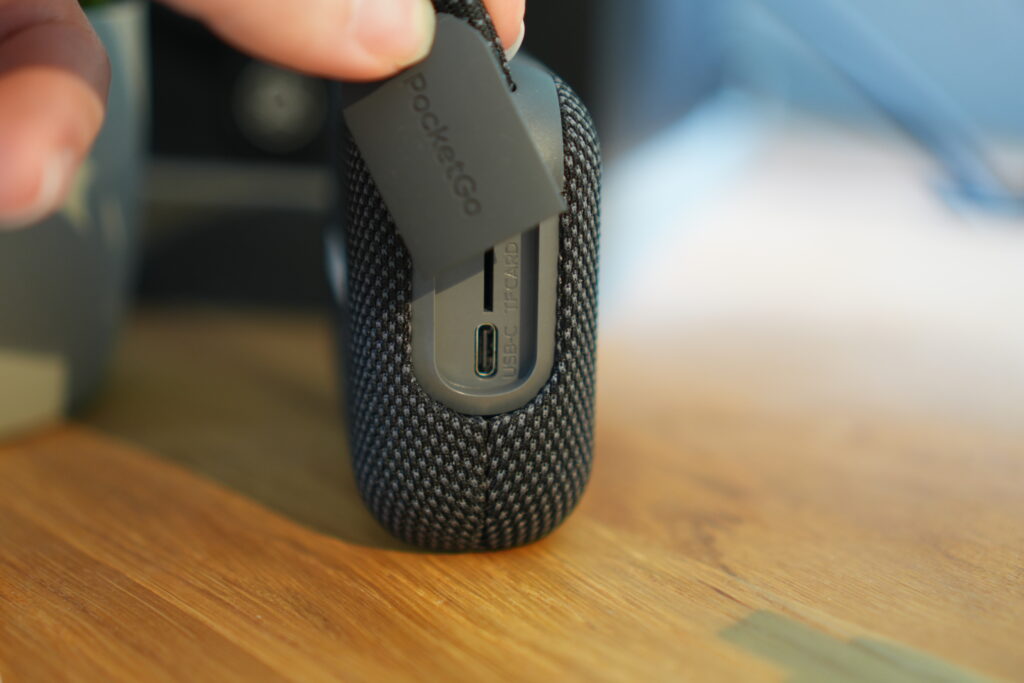 Kompakter Tribit PocketGo Lautsprecher mit stoffbezogenem Gehäuse, gummierte Kanten und USB-C Schnittstelle; IP68 Schutz, passt in die Handtasche, ähnelt dem JBL Go