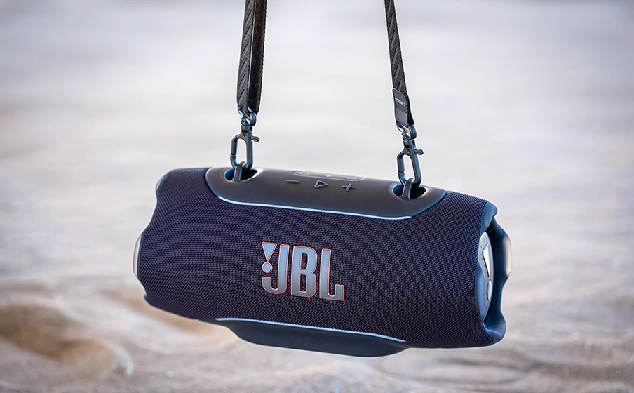 JBL Xtreme 5 tragbarer Bluetooth-Lautsprecher in tiefem Blau mit stabiler Tragschnur, robuster Stoffhülle, markantem JBL-Logo und robustem Design