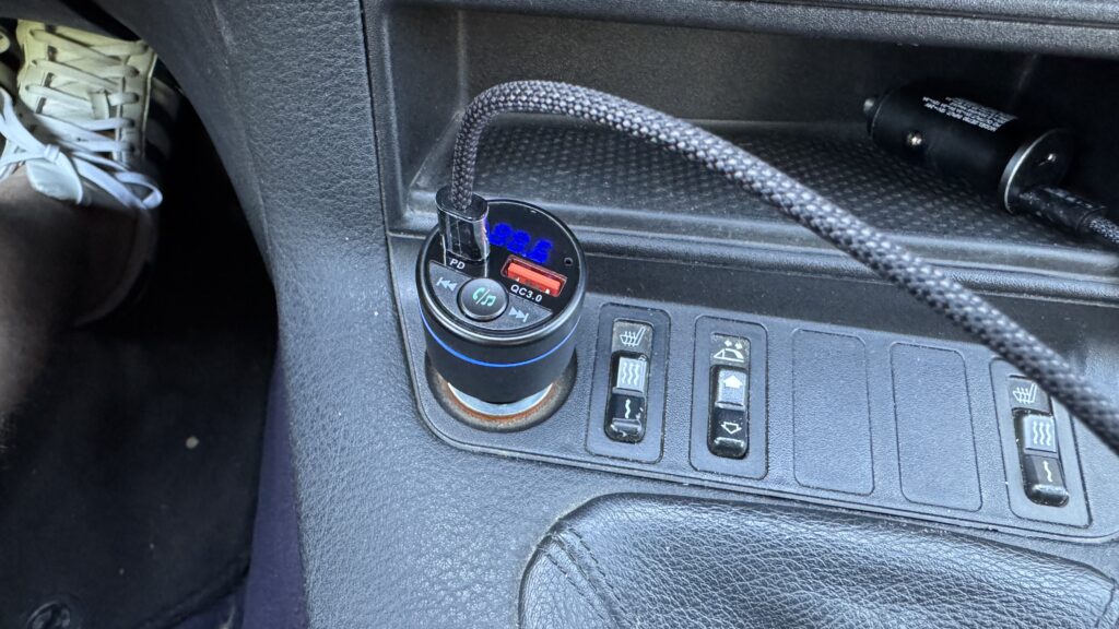 Im Oldtimer steckt der Mohard BC61 FM Transmitter im Zigarettenanzünder, mit blauem Display, PD- und QC3.0-Anschlüssen sowie Metallgehäuse.