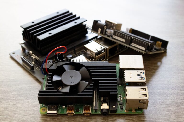 Mit schwarzem Kühlkörper und Lüfter ausgestattete Raspberry-Pi-Boards für eine lokale Smart-Home-Zentrale mit SSD und Netzwerkanschlüssen.