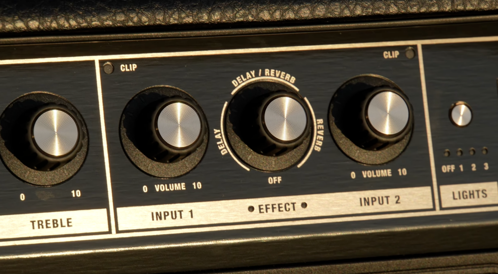 Nahaufnahme des Marshall Bromley 450 mit schwarzen Reglern, goldenen Akzenten und Beschriftungen für Treble, Input 1, Effect, Input 2 und Lights.