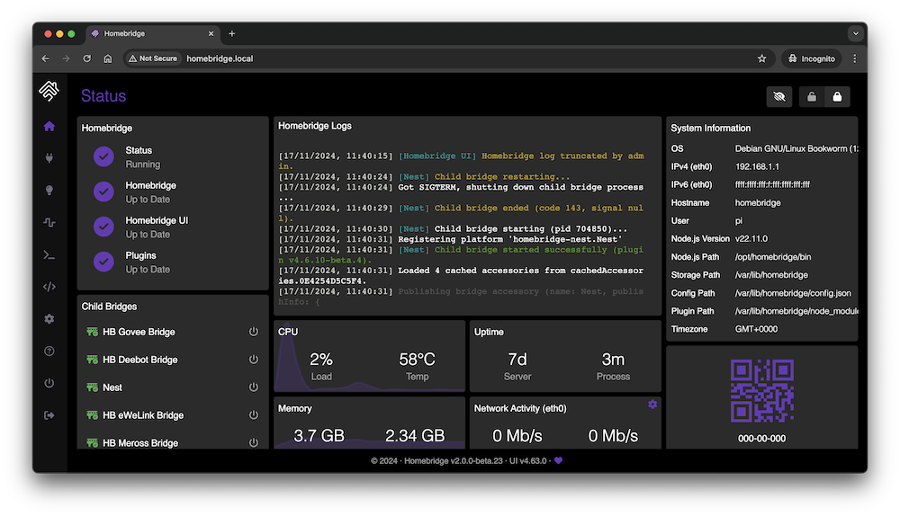 Im Homebridge-Dashboard sind Status, Logs, Child Bridges, CPU, Speicher und Systeminfos zu sehen, daneben ein violetter QR-Code im Dark-Mode.