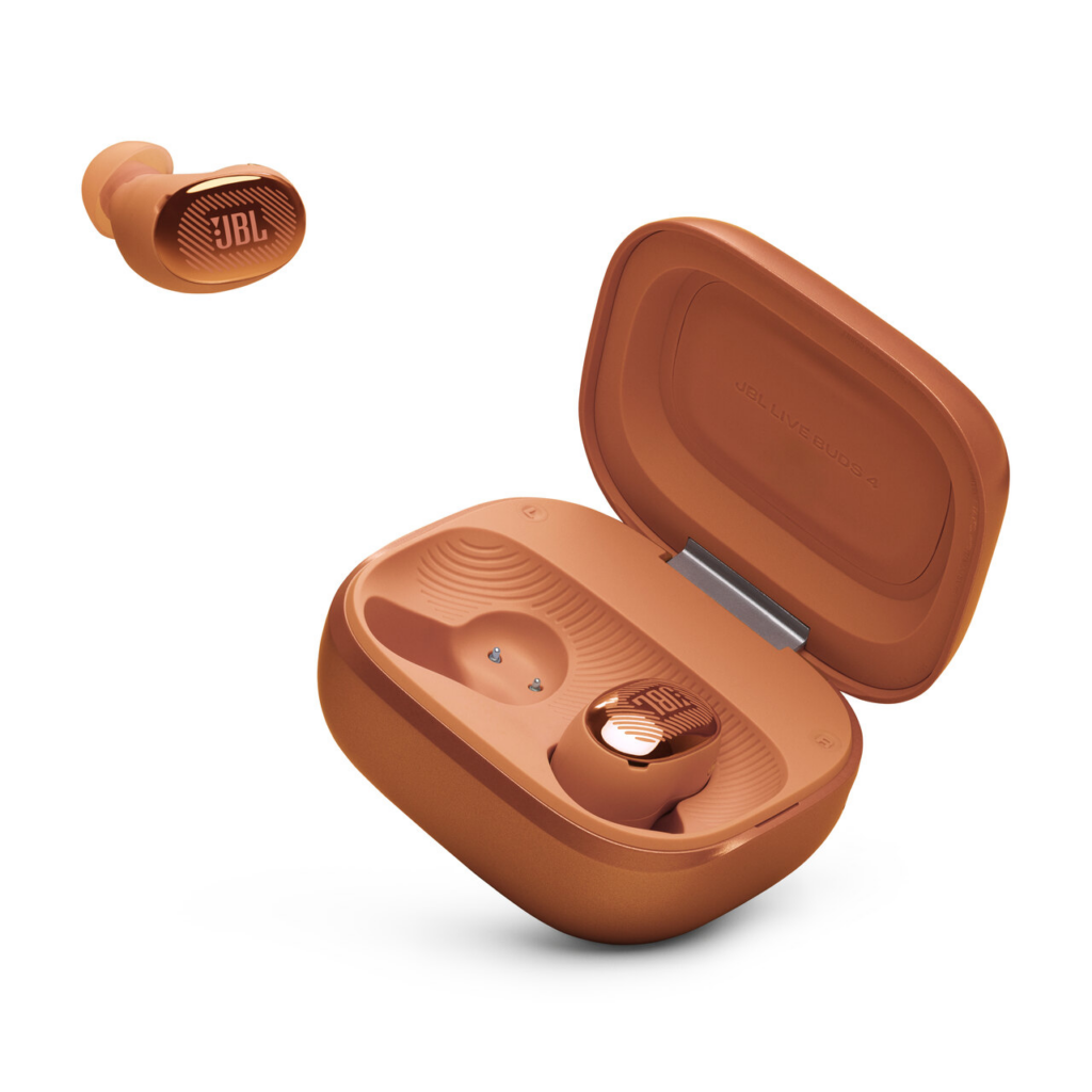 Orangefarbenes JBL Live Buds 4 Smart Charging Case mit geöffneter Klappe und In‑Ears, klar erkennbares JBL‑Logo und Ladeflächen-Design.