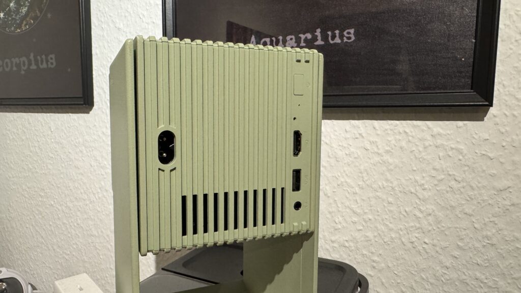 In der beigen Version zeigt sich der Wanbo Cube 2 Pro als kompakter Full-HD-Beamer mit Anschlüssen an der Rückseite und stabilem Gimbal-Standfuß.