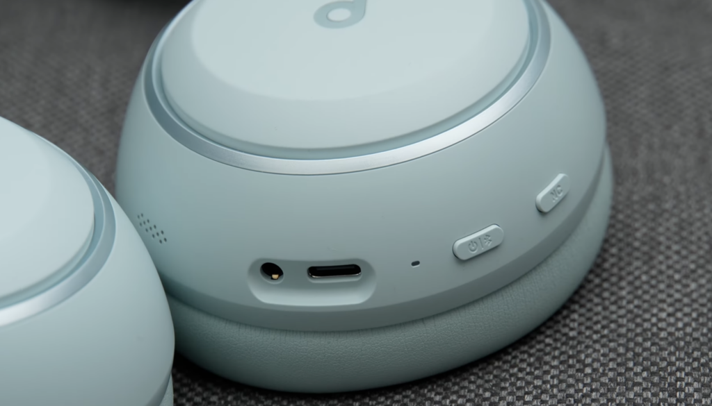 Im Test zeigen die Soundcore Space 2 in hellem Mintton Anschlüsse, Tasten und das klappbare Over-Ear-Design mit ANC im Detail.