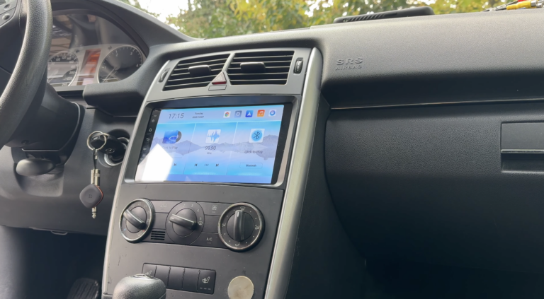 Im Cockpit einer Mercedes B-Klasse sitzt ein Android-Autoradio mit Touchscreen zwischen den Lüftungsdüsen und der manuellen Klimasteuerung.