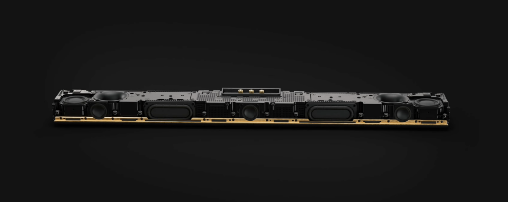 Auf schwarzem Hintergrund zeigt die Marshall Heston 120 ihre offene Innenseite mit mehreren Treibern, Passivradiatoren und goldenen Details.