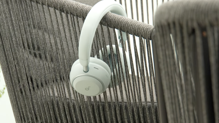 Die weißen Soundcore Space 2 hängen am Stuhllehnengeflecht und zeigen das Over-Ear-Design mit aktivem Noise Cancelling für den Testbericht.