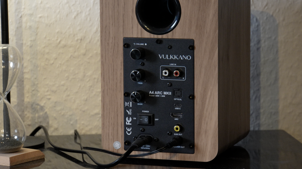 Die Rückseite der Vulkkano A4 ARC MKII zeigt Anschlüsse für Line In, USB-C, ARC, Optical und Sub Out in einem kompakten Lautsprechergehäuse.