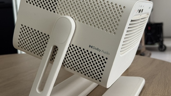 Der Wanbo Vali 1 Pro zeigt sich mit schwenkbarer Halterung und sichtbarem Dolby-Audio-Logo auf der Rückseite.